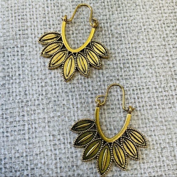Gold Tone Boho Flower Shaped Filigree Retro Hoop Earrings - Picture 3 of 5
